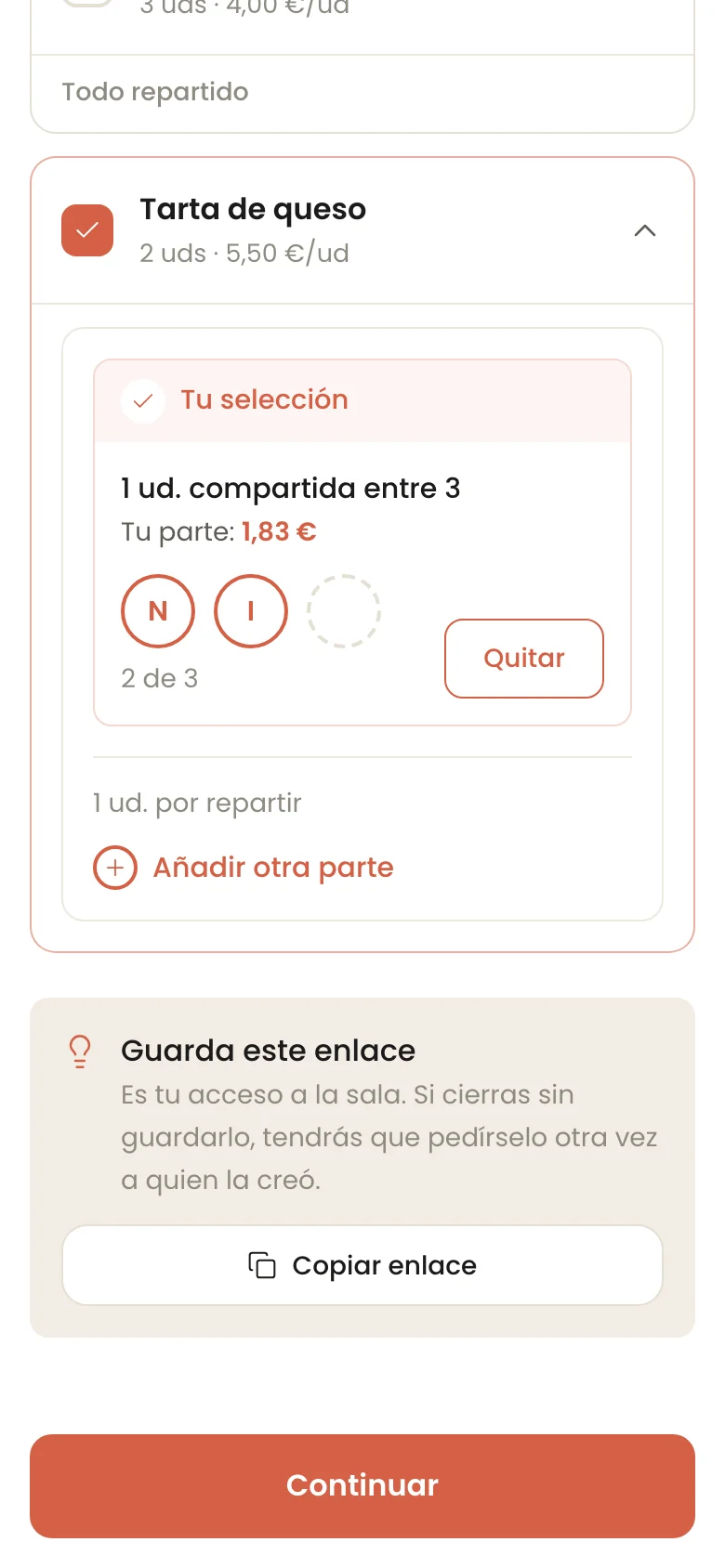 Una porción de tarta compartida entre tres personas en Biqo