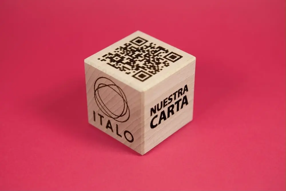 Cubo de madera con QR y logotipo
