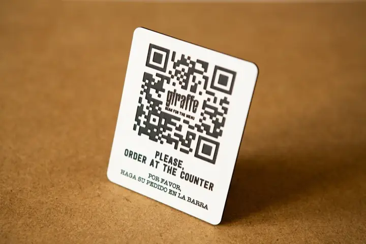 Placa adhesiva con QR