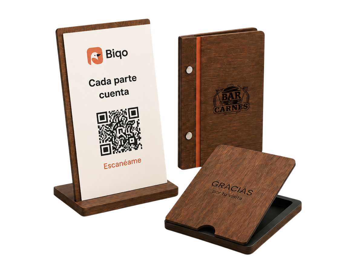 Placas de Biqo para la mesa: expositor con QR «Cada parte cuenta · Escanéame», carta de «Bar de Carnes» y portacuentas de madera.
