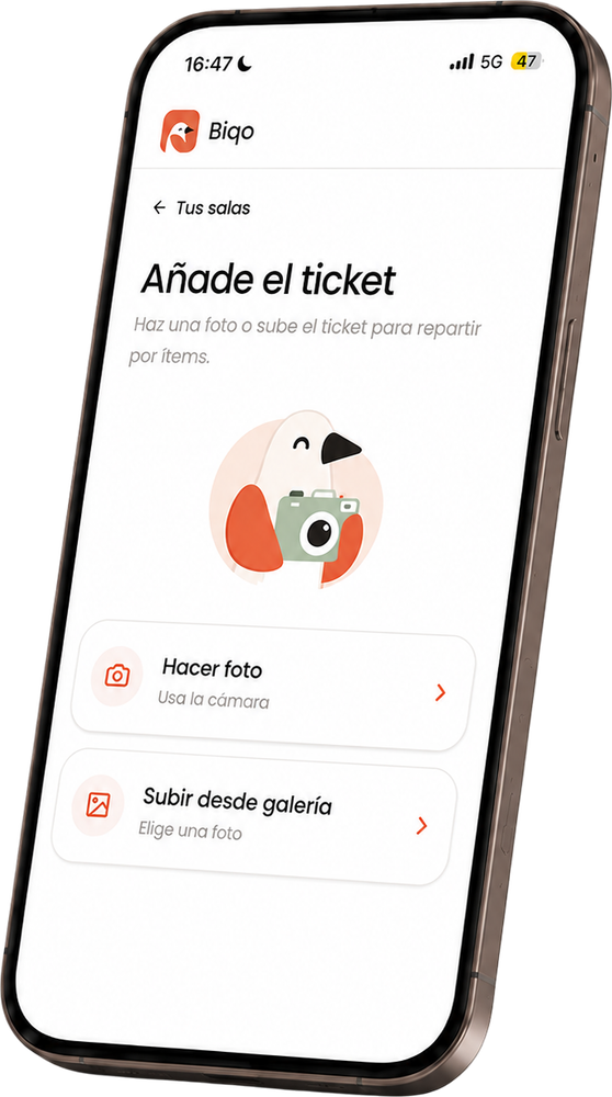 App de Biqo en el móvil: pantalla «Añade el ticket» para hacer una foto o subir el ticket y repartir la cuenta por ítems.